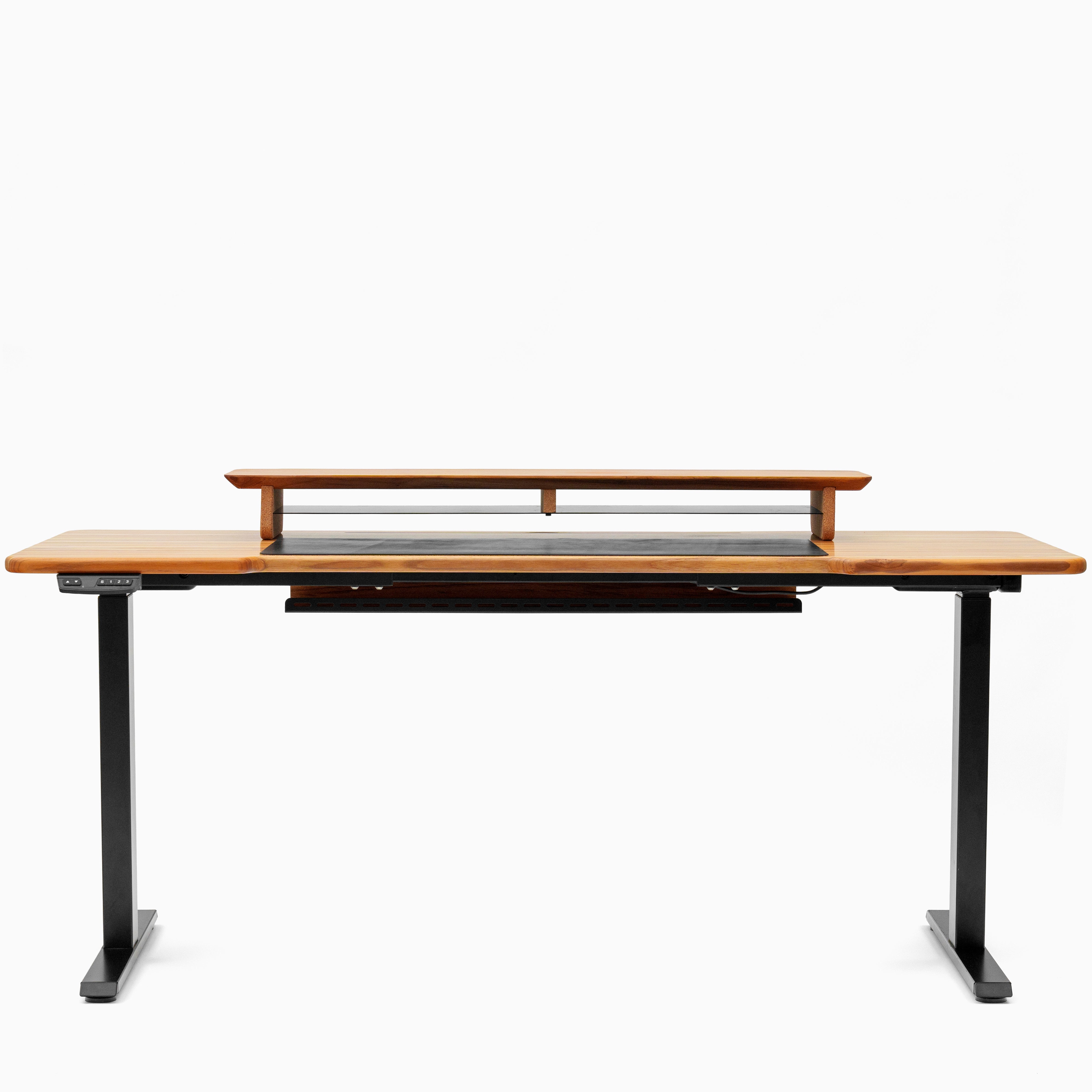 Mesa DS2 com tampo de teca maciça modelo Contorno e stand de madeira sobre o tampo