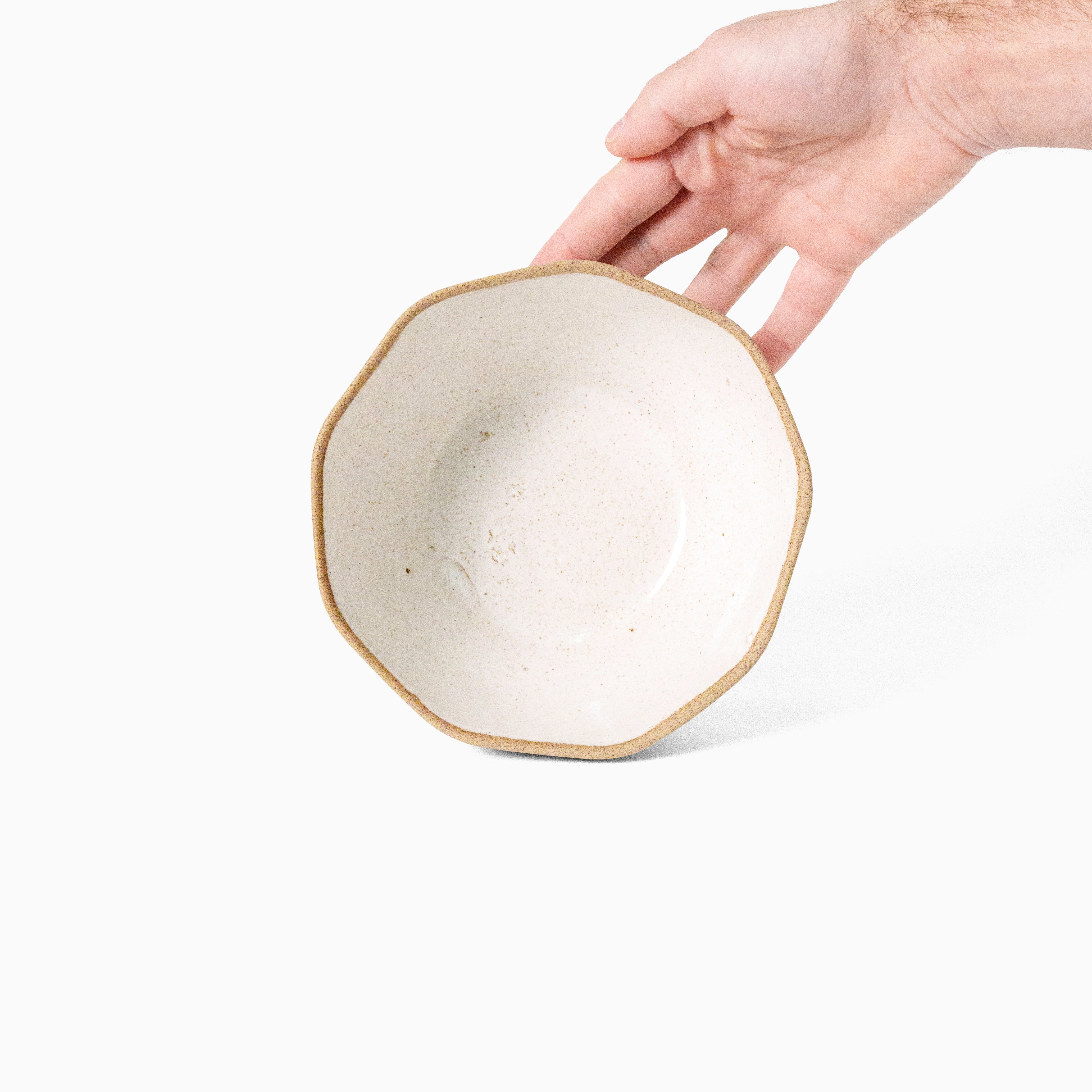Bowl grande branco na mão — referência de tamanho