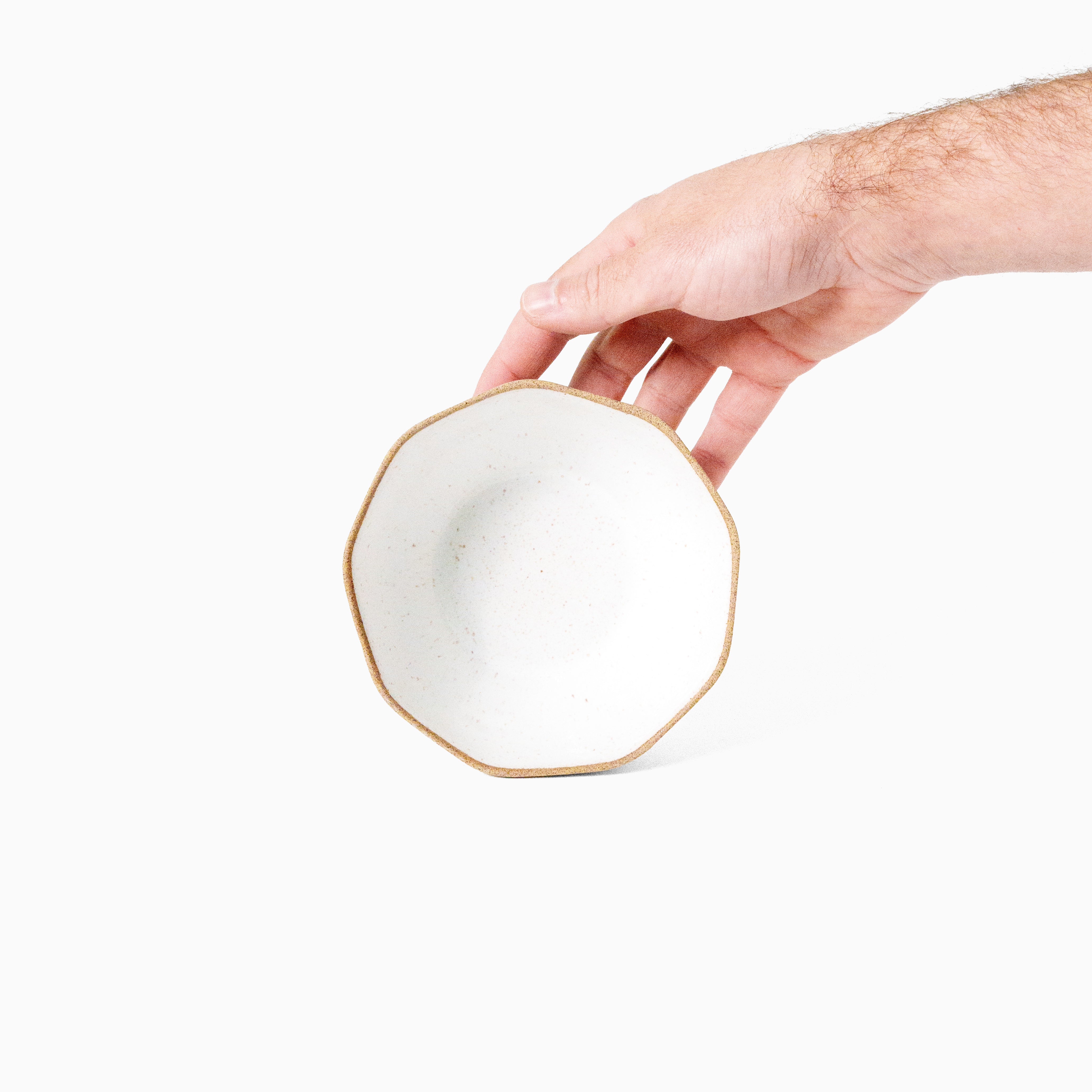 Bowl médio branco na mão — referência de tamanho