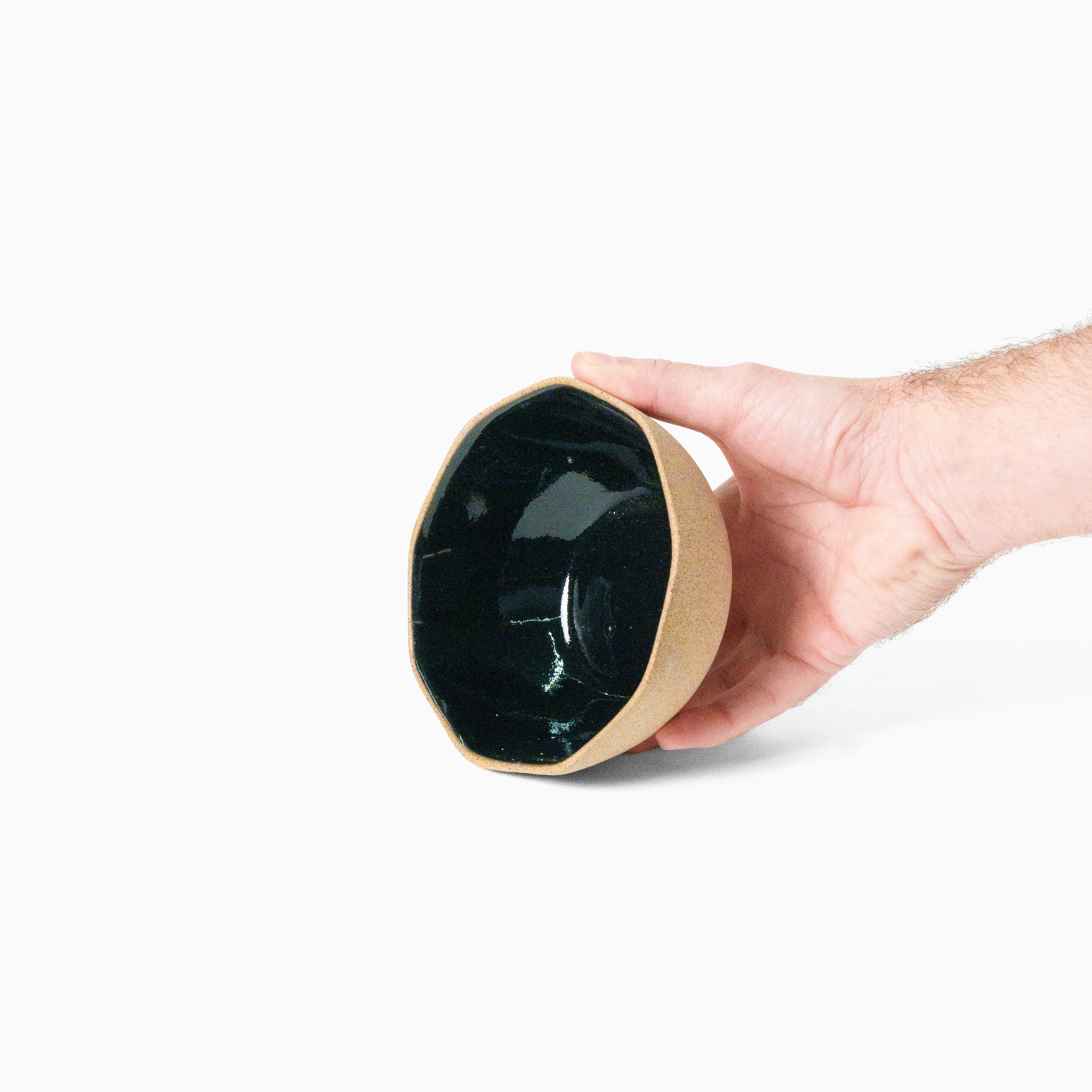 Bowl médio preto na mão — referência de tamanho
