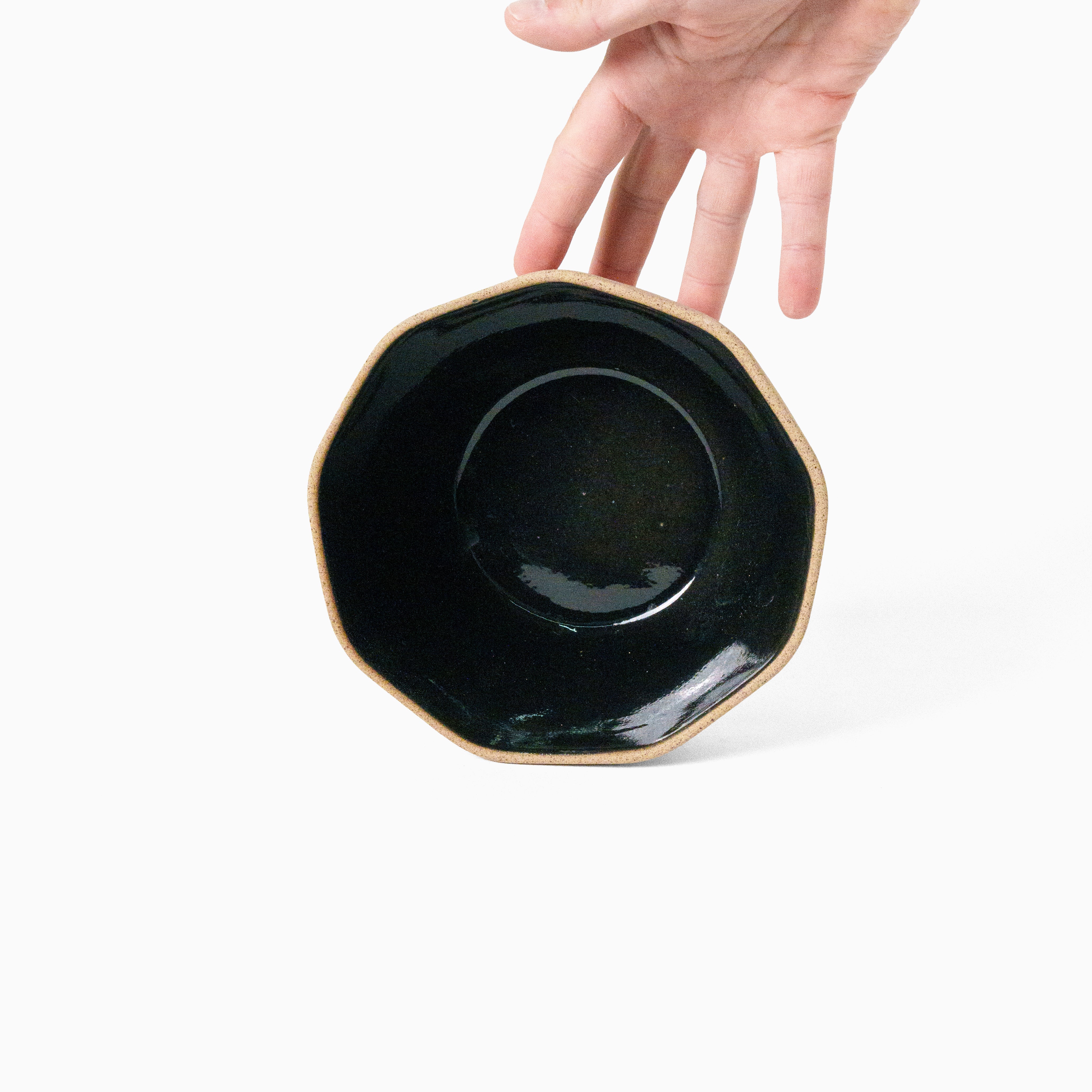Bowl grande preto na mão — referência de tamanho
