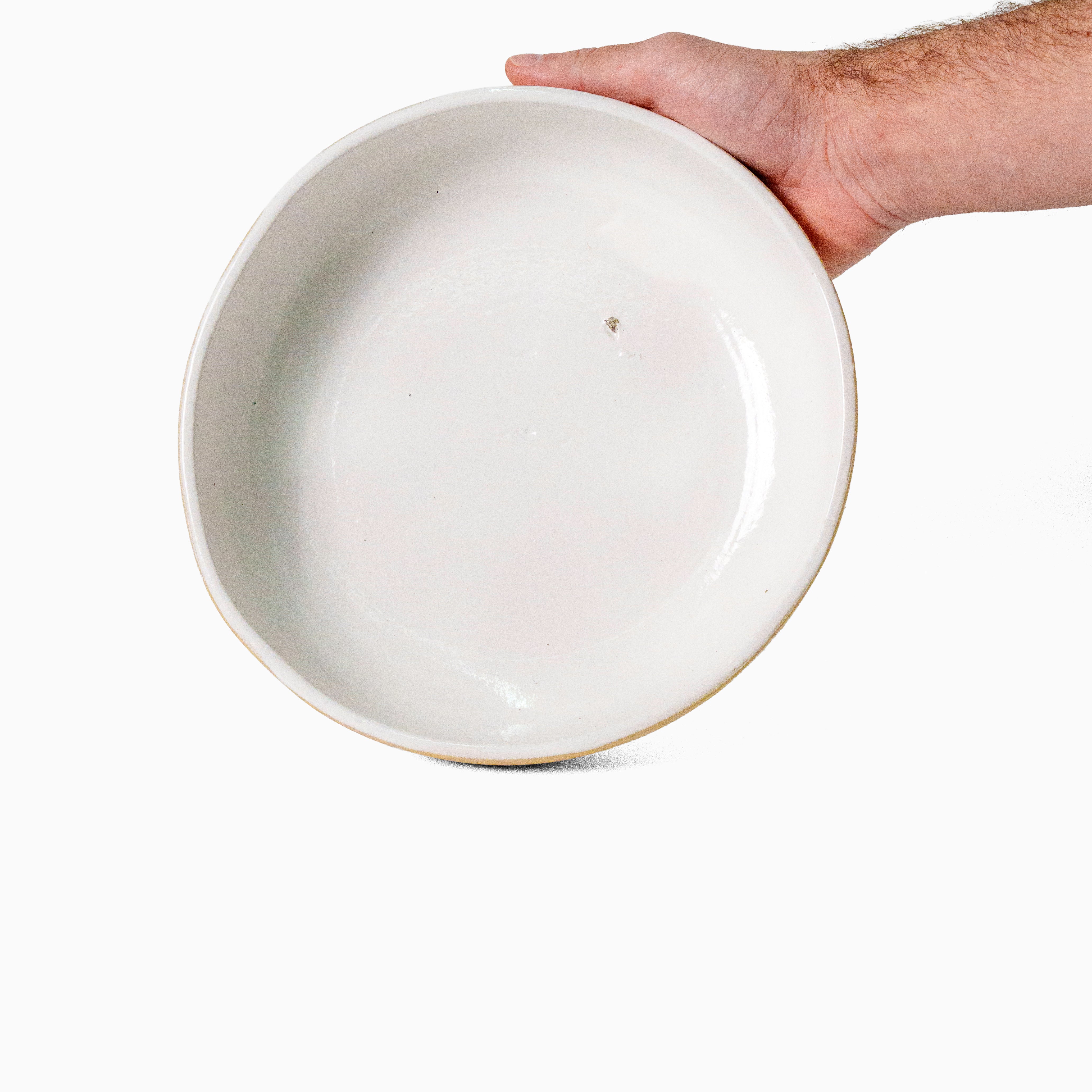 Saladeira branca na mão — referência de tamanho