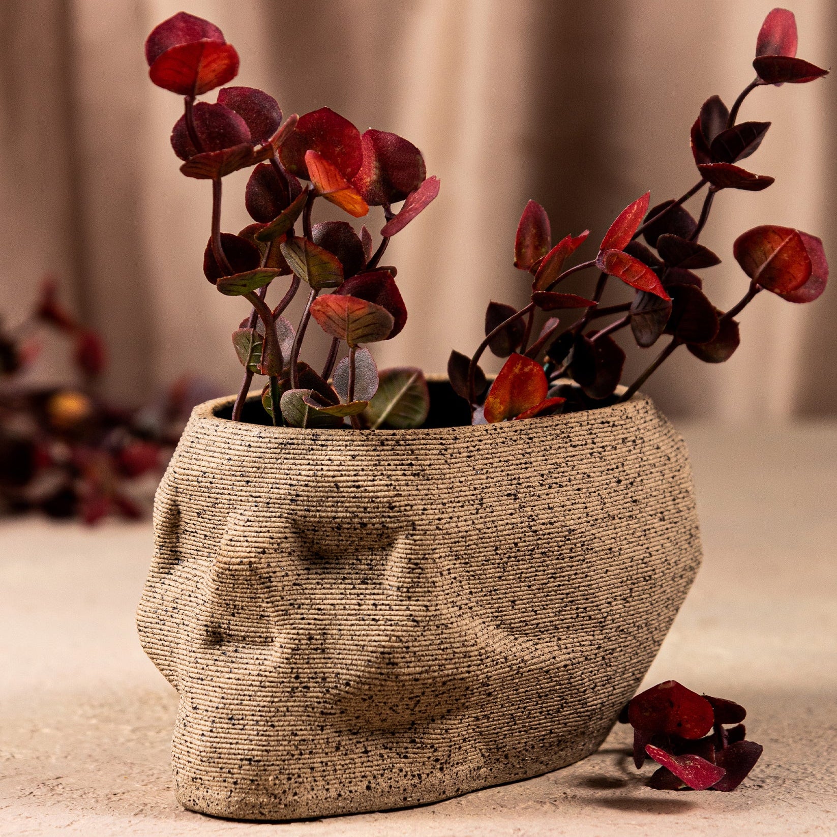 Vaso de cerâmica Recrie em formato de rosto, com flores secas