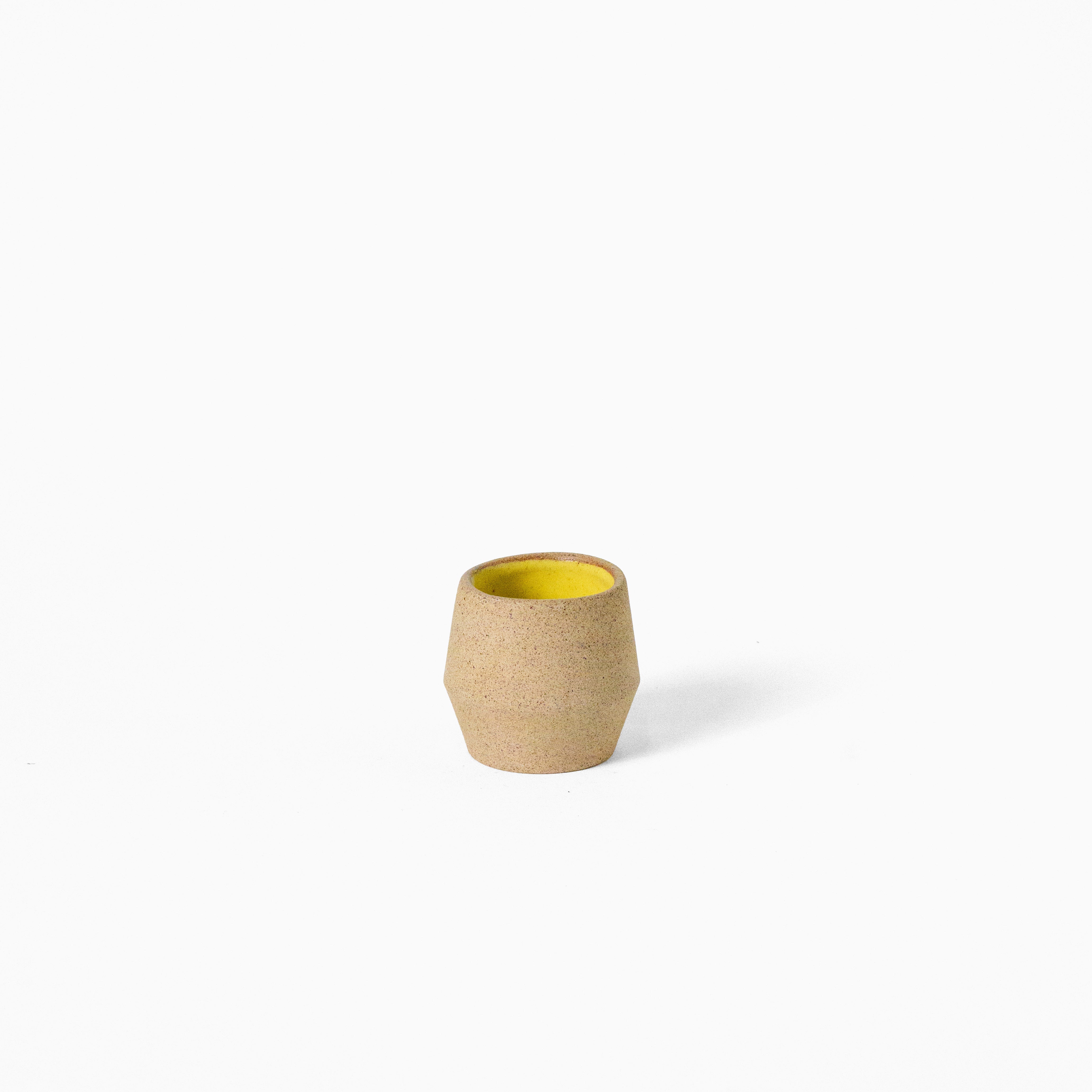 Copo de cerâmica amarelo