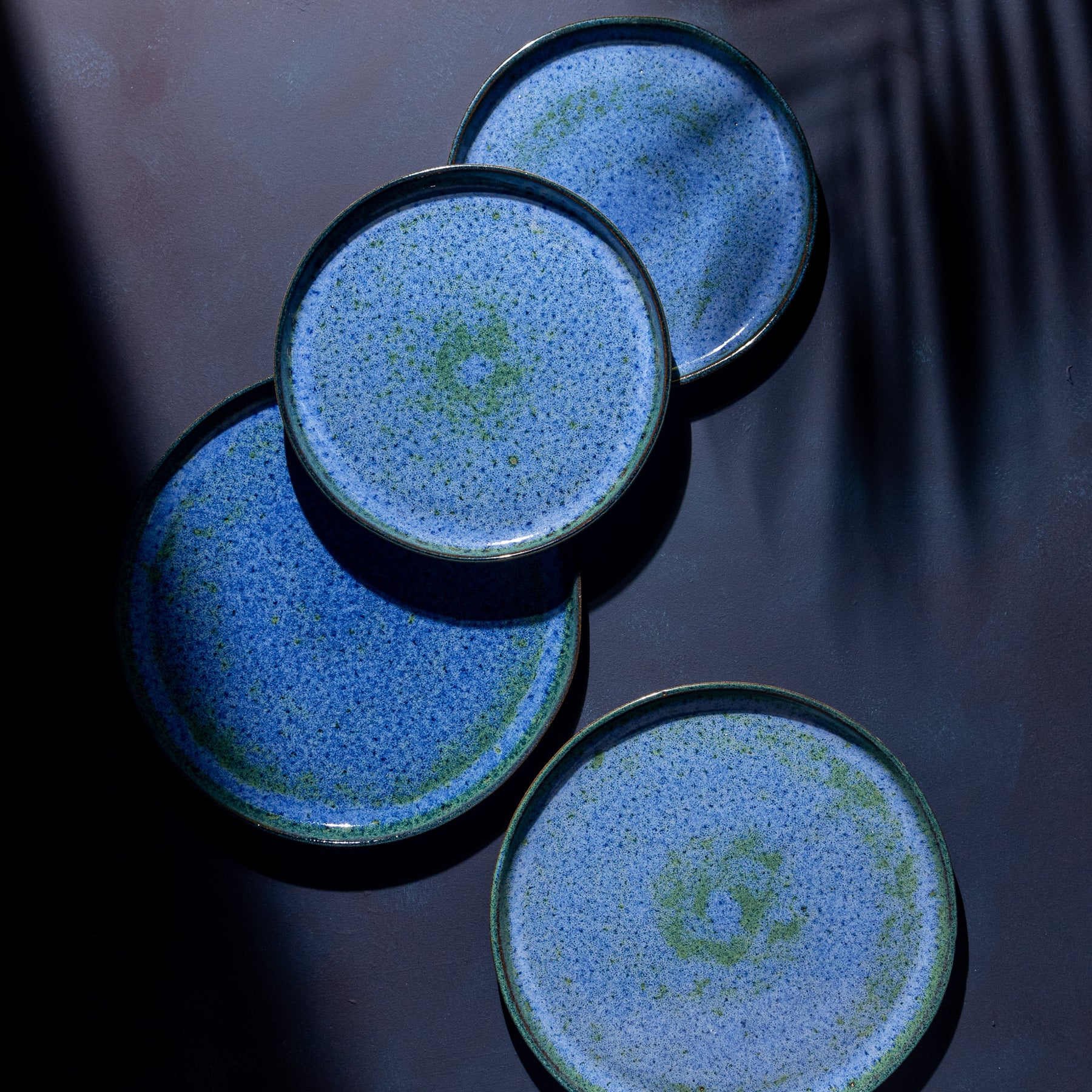 Prato azul esverdeado de cerâmica artesanal