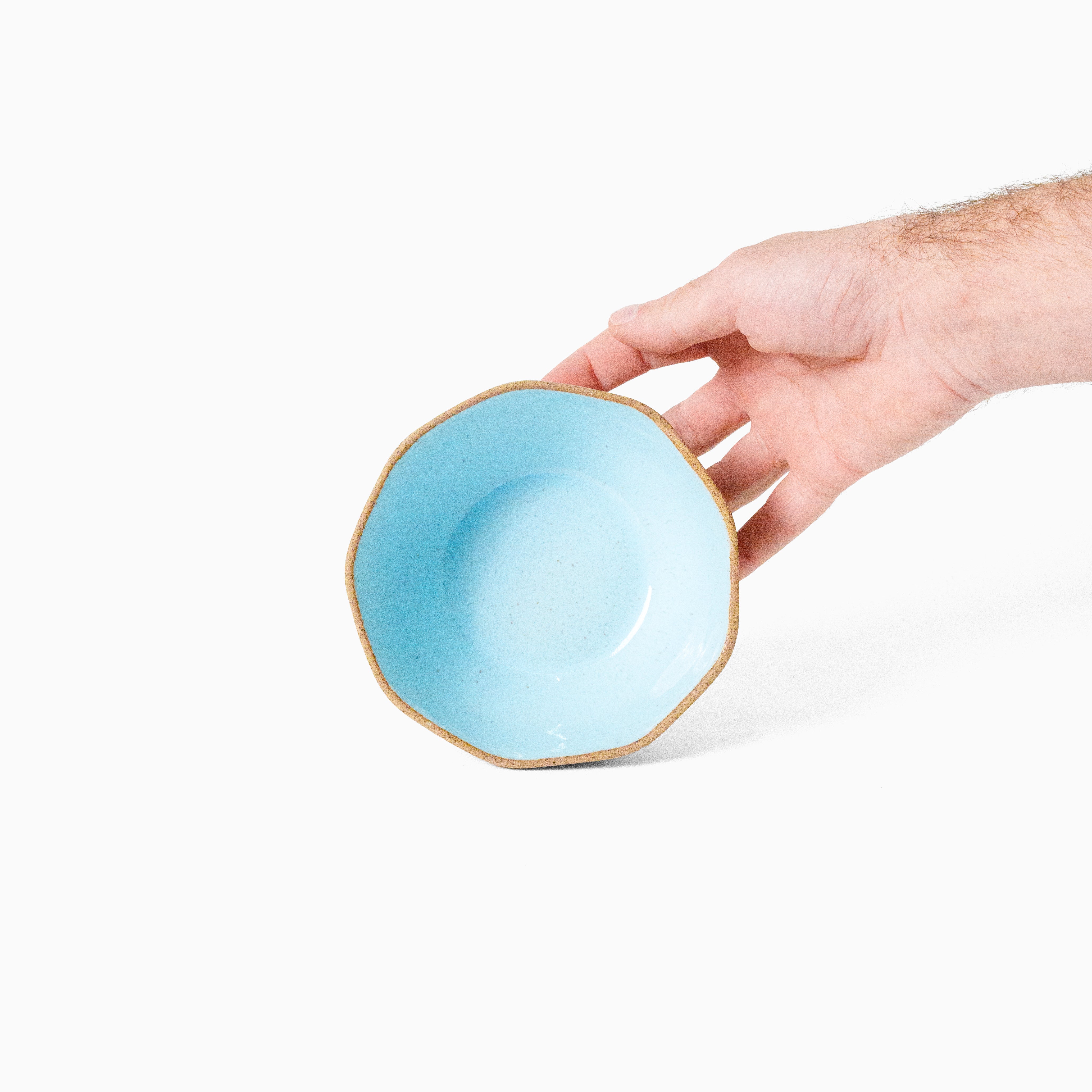 Bowl médio azul na mão — referência de tamanho