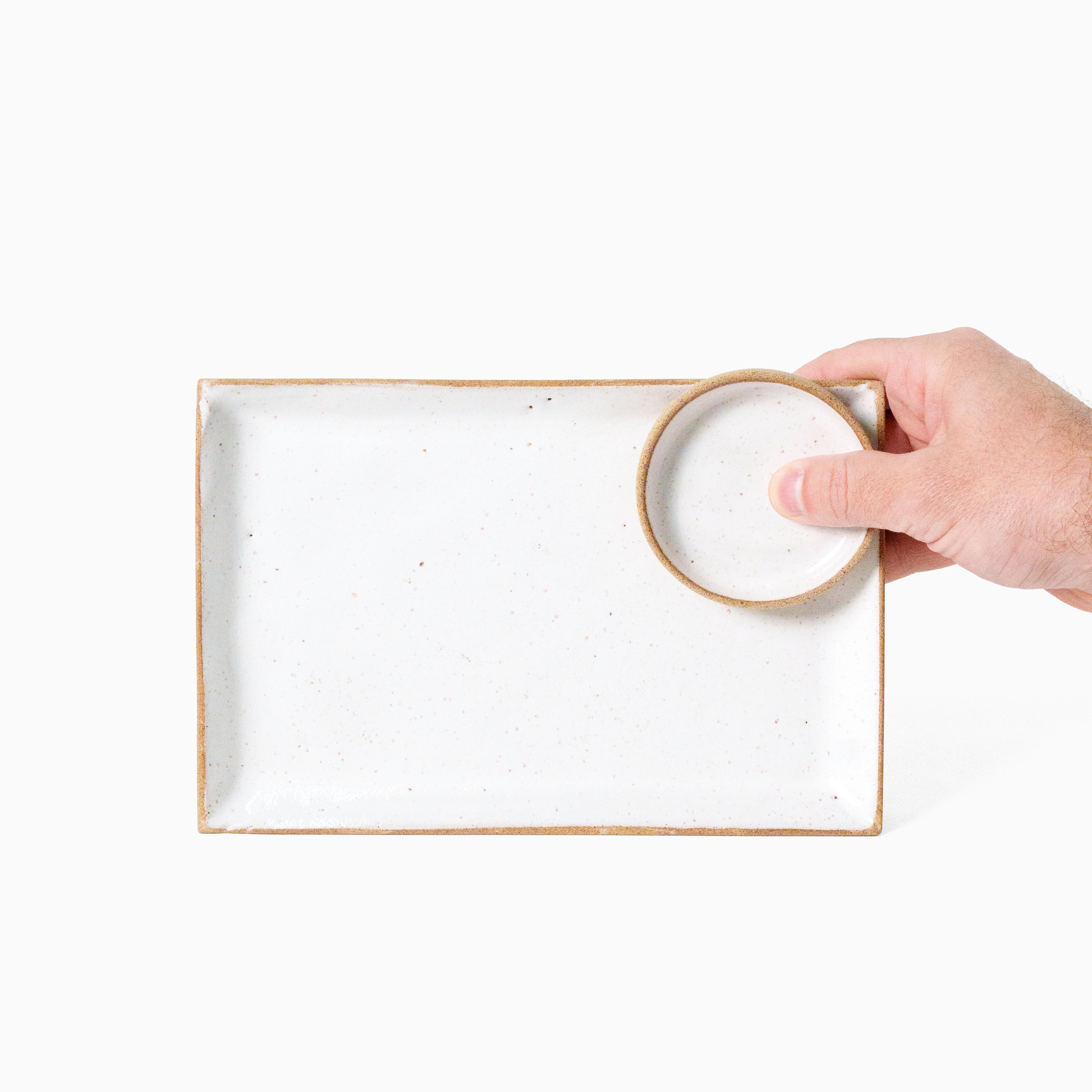 Kit de sushi branco na mão — referência de tamanho