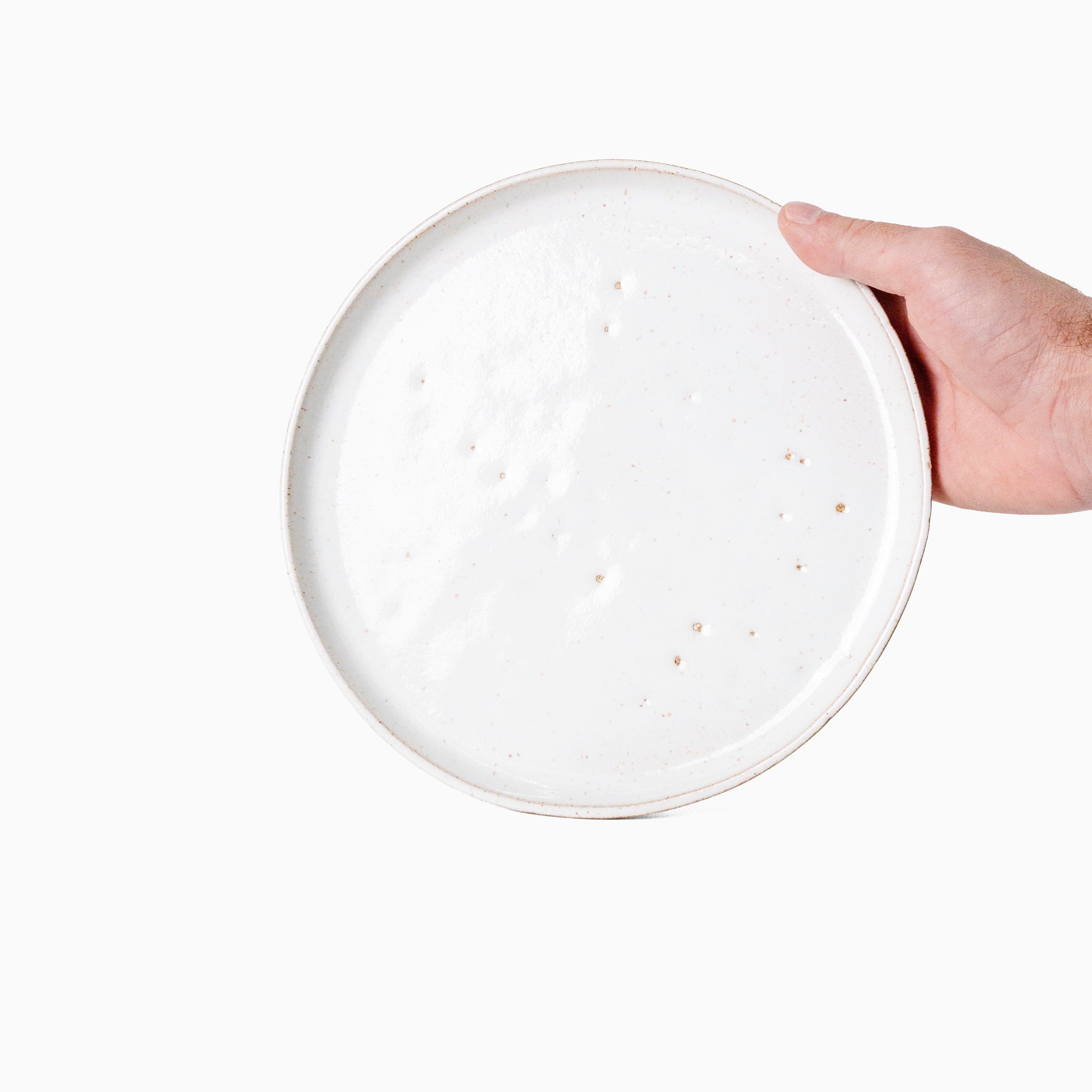 Prato grande branco na mão — referência de tamanho